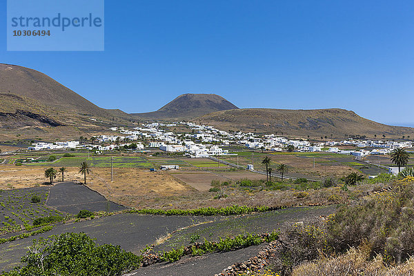 Spanien  Kanarische Inseln  Lanzarote  Maguez  Village Haria und Vulkan Monte Corona im Hintergrund