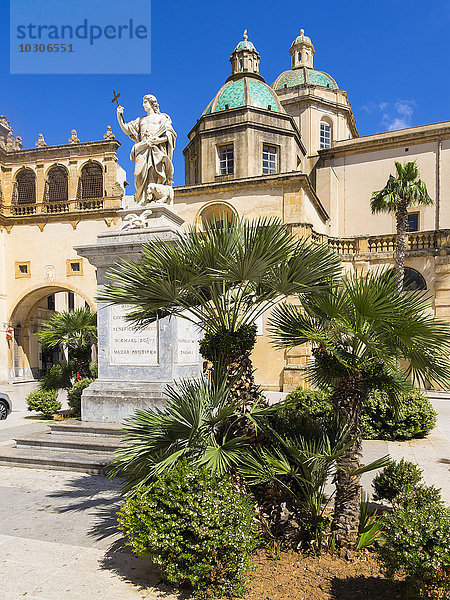 Italien  Sizilien  Provinz Trapani  Mazara del Vallo  Piazza della Repubblica  Kathedrale del Santissimo Salvatore und Statue des Heiligen Vitus