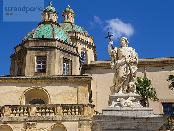 Italien  Sizilien  Provinz Trapani  Mazara del Vallo  Piazza della Repubblica  Kathedrale del Santissimo Salvatore und Statue des Heiligen Vitus