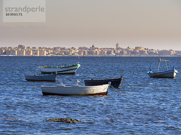 Italien  Sizilien  Provinz Trapani  Fischerboote und Marsala im Hintergrund