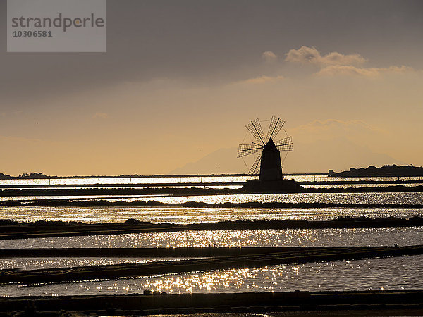 Italien  Sizilien  Provinz Trapani  Marsala  Laguna dello Stagnone  Saline Ettore Infersa  Windmühle am Abend