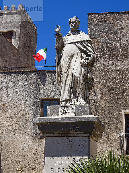 Italien  Sizilien  Provinz Trapani  Erice  Statue von Beato Alberto