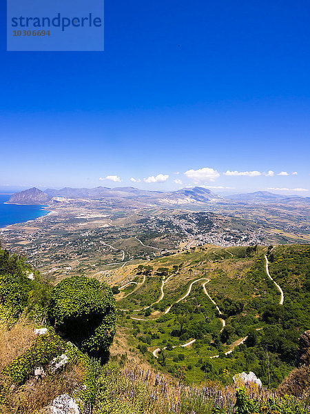 Italien  Sizilien  Provinz Trapani  Erice  Blick auf die Küste  Monte Cofano im Hintergrund  Naturschutzgebiet