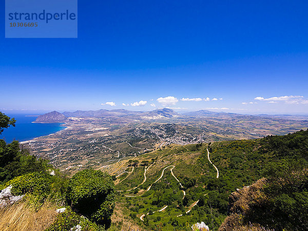 Italien  Sizilien  Provinz Trapani  Erice  Blick auf die Küste  Monte Cofano im Hintergrund  Naturschutzgebiet