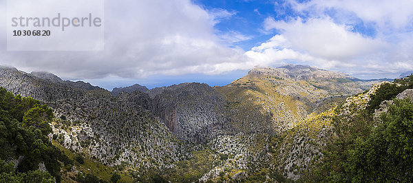 Spanien  Mallorca  Blick auf die Serra de Tramuntana  Panorama