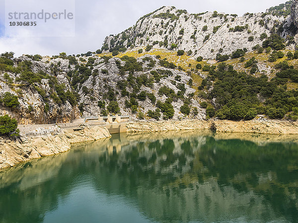Spanien  Mallorca  Blick auf die Serra de Tramuntana  Stausee Gorg Blau