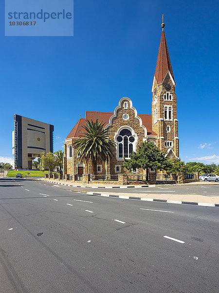 Namibia  Windhoek  Christuskirche und Independence Memorial Museum im Hintergrund