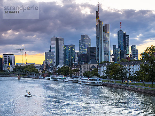 Deutschland  Frankfurt  Main  Skyline des Finanzbezirks im Hintergrund