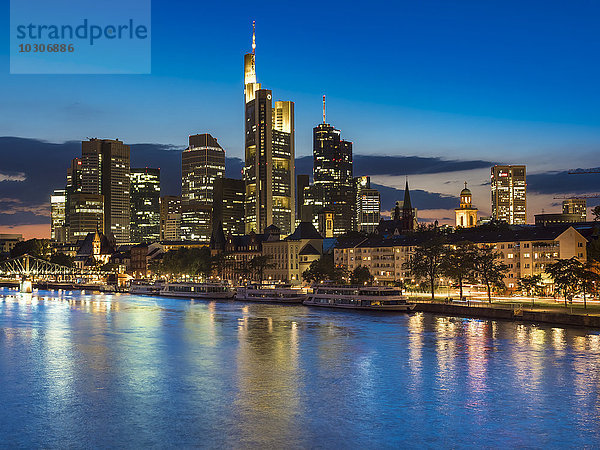 Deutschland  Frankfurt  Main  Skyline des Finanzbezirks im Hintergrund