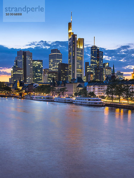 Deutschland  Frankfurt  Main  Skyline des Finanzbezirks im Hintergrund