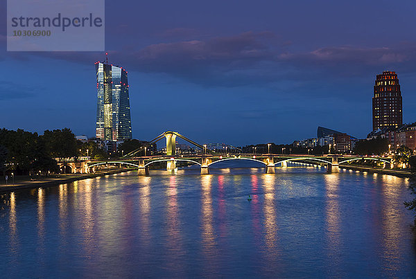 Deutschland  Frankfurt  Main mit Europäischer Zentralbank  EZB-Tower am Abend