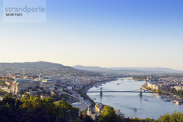 Ungarn  Budapest  Blick auf die Donau  Kettenbrücke  Budaer Burg und Parlamentsgebäude