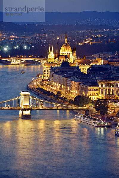 Ungarn  Budapest  Blick auf die Donau  Kettenbrücke  Margaretenbrücke und Parlamentsgebäude  Blaue Stunde