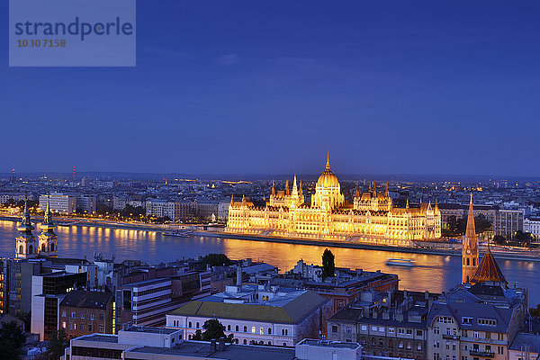 Ungarn  Budapest  Blick auf die Donau und das Parlamentsgebäude  Blaue Stunde