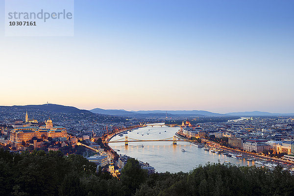 Ungarn  Budapest  Blick auf die Donau  Kettenbrücke  Budaer Burg und Parlamentsgebäude  Blaue Stunde