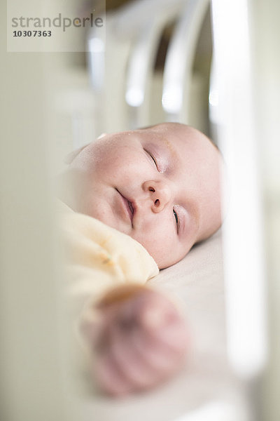 Porträt eines schlafenden Mädchens im Kinderbett