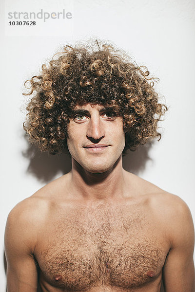 Porträt eines nackten Mannes mit lockigem Haar