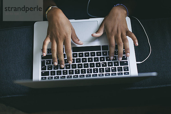 Frauenhand tippen auf der Tastatur des Laptops