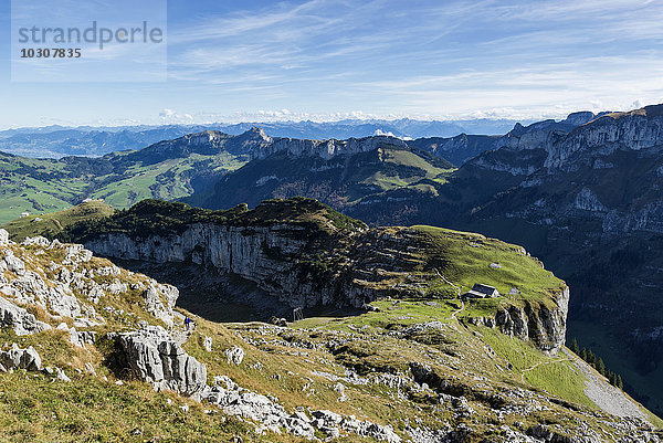 Schweiz  Kanton Appenzell Innerrhoden  Blick auf die Alp Chlus  im Hintergrund Hoher Kasten
