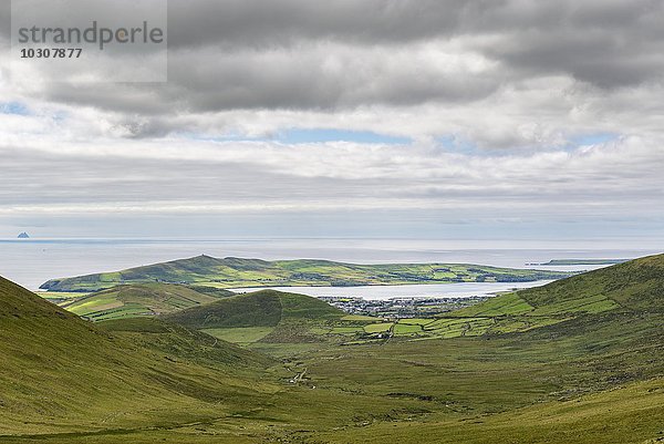 Irland  County Kerry  Dingle Peninsula  Blick auf die Atlantikküste  Küstenstadt Dingle