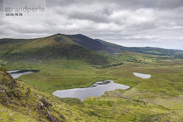 Irland  County Kerry  Dingle Peninsula  Blick auf Lough Clogharee und Lough Atlea