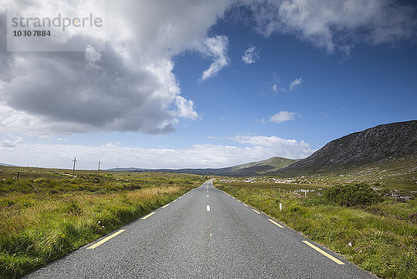 Irland  County Galway  Landstraße durch die Heide