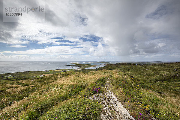 Irland  County Galway  Blick auf die Atlantikküste