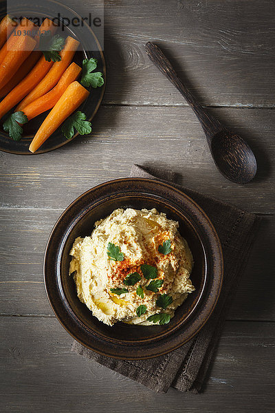 Schale mit Hummus und Karotten