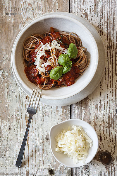 Schale mit Dinkel-Vollkorn-Spaghetti  Tomatensauce  Parmesan und Basilikum