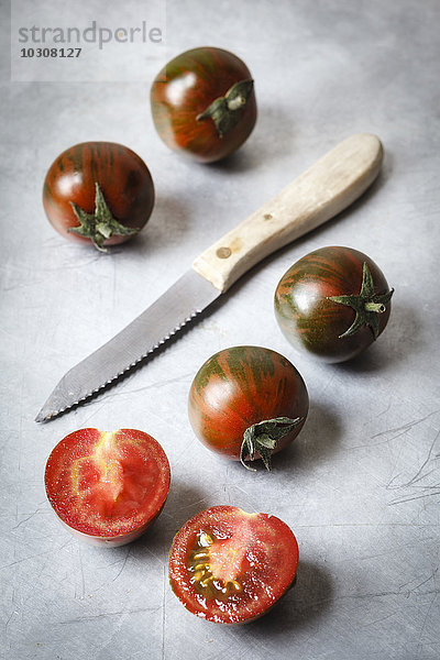Tomaten  Zebrino und Küchenmesser