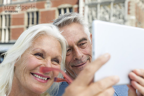 Niederlande  Amsterdam  Seniorenpaar mit einem Selfie