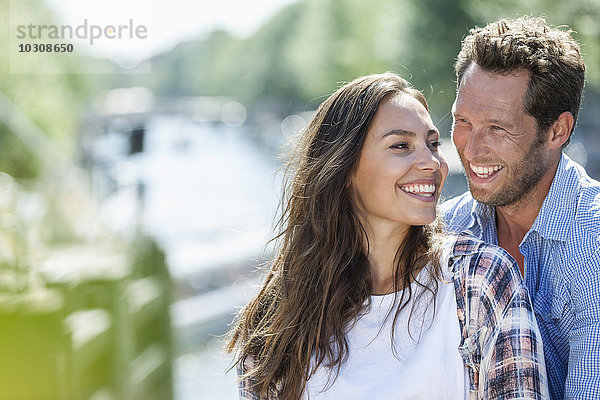 Niederlande  Amsterdam  glückliches Paar im Freien