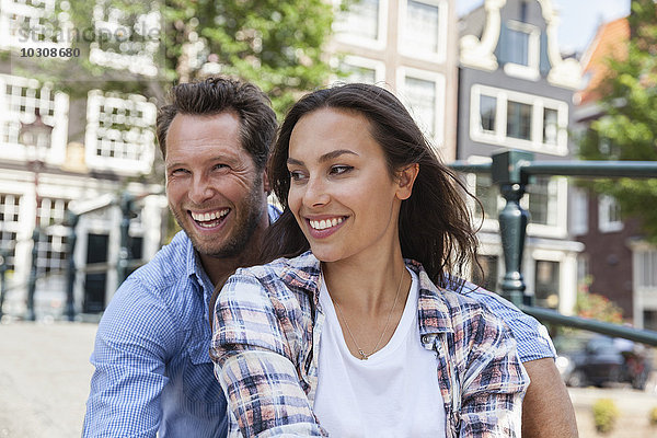 Niederlande  Amsterdam  glückliches Paar im Freien