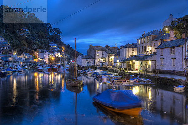 UK  Cornwall  Polperro  Fischerboote im Hafen bei Nacht