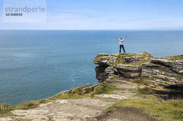 Vereinigtes Königreich  England  Cornwall  Tintagel  Nordküste  Tourist auf Felsen stehend