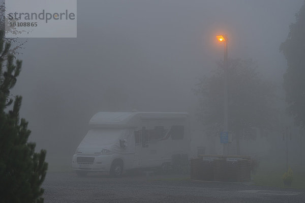 UK  Cornwall  Landrake  Caravanplatz mit starkem Nebel in der Morgendämmerung
