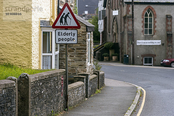 UK  Cornwall  St. Mellion  Warnschild mit älteren Menschen