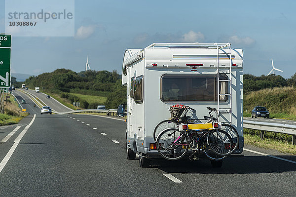 UK  Cornwall  Tintagel  Wohnwagen mit Fahrradträger auf Landstraße