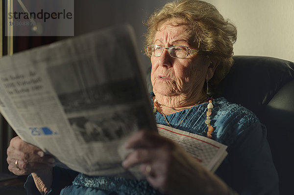 Seniorin beim Zeitungslesen