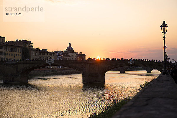 Italien  Florenz  Touristen genießen den Sonnenuntergang an der Ponte Santa Trinita