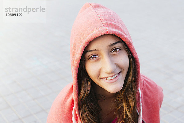 Porträt des lächelnden Mädchens in roter Kapuzenjacke