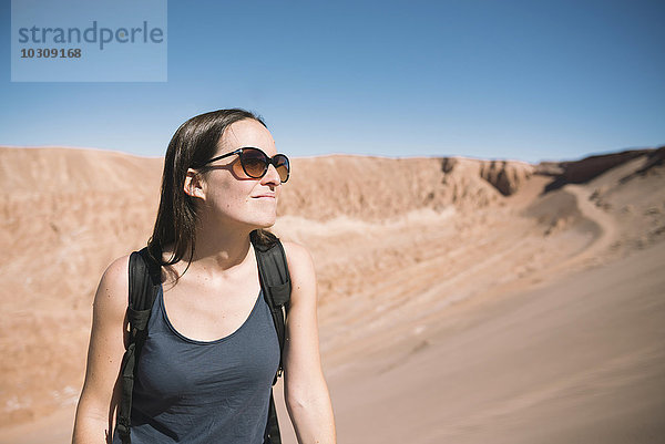 Chile  Frau in der Atacama-Wüste