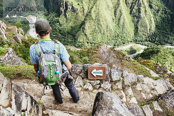 Peru  Region Machu Picchu  Reisende in der Zitadelle Machu Picchu