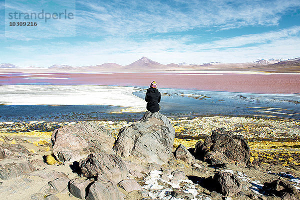 Bolivien  Potosi  Frau bewundert Laguna Colorada