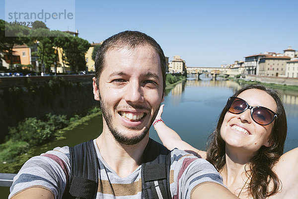 Italien  Florenz  glückliches Paar mit Ponte Vecchio im Hintergrund