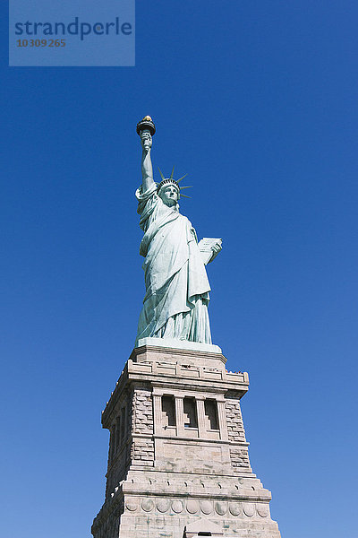 USA  New York City  Freiheitsstatue vor blauem Himmel
