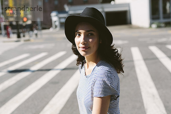 USA  New York City  Portrait einer jungen Frau mit schwarzem Hut