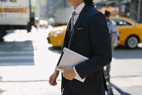 USA  New York City  Geschäftsmann mit digitalem Tablett in Manhattan