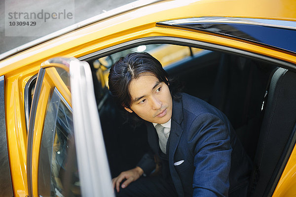 USA  New York City  Geschäftsmann beim Einsteigen in ein Taxi