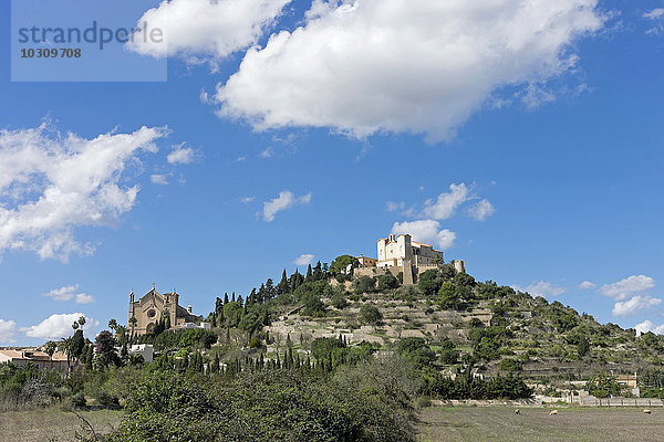 Spanien  Balearen  Mallorca  Arta  Kathedrale Sant Salvador links und Festung Almudaina d'Arta